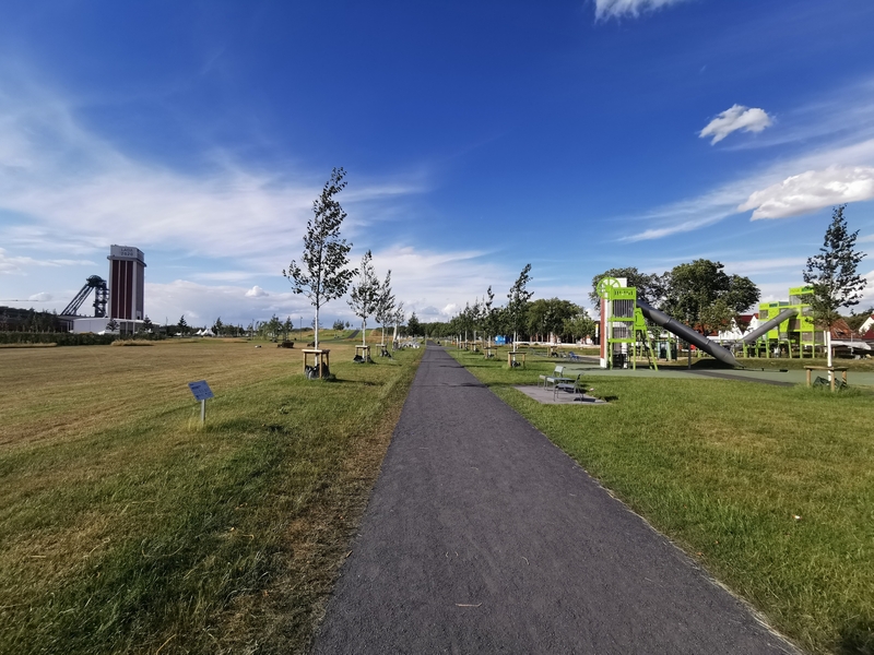 Rechts Spielplatz Bergbau in Miniatur, links Förderturm und Fördergerüst