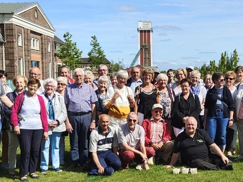 Gruppe auf einer Gästeführung im Zechenpark Friedrich Heinrich