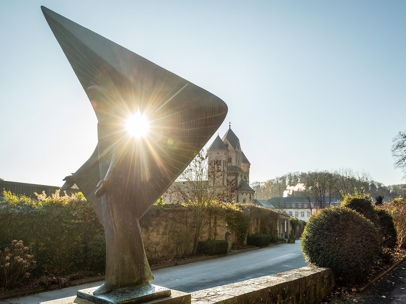 Sonnenaufgang an der Abteikirche Maria Laach