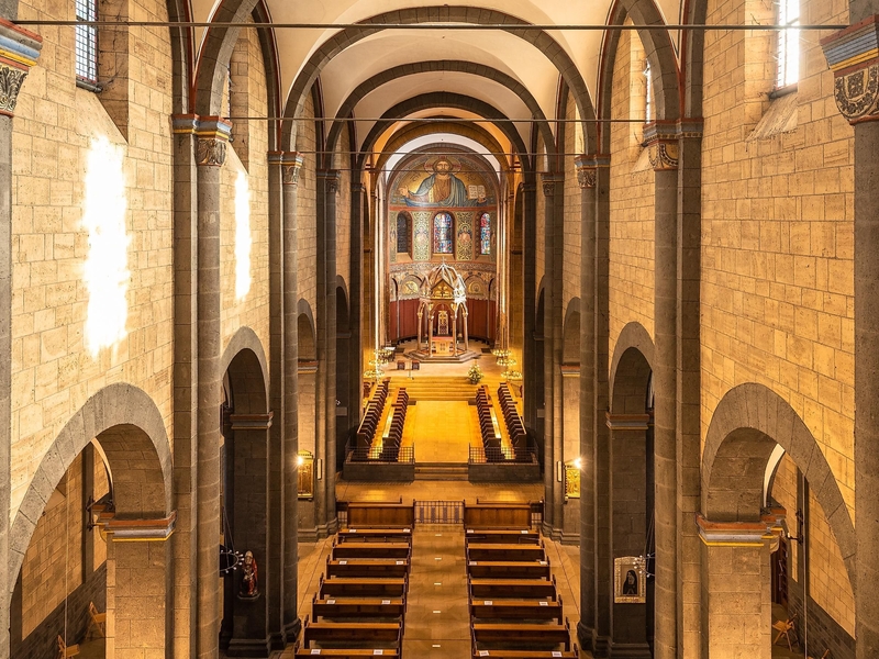 Blick in die Abteikirche Maria Laach