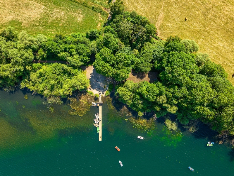 Luftbild Laacher See mit Bottsverleih