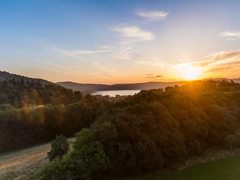 Laacher See bei Sonnenaufgang