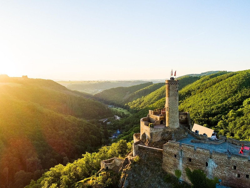 Ehrenburg mit Blick in das Ehrenburgertal