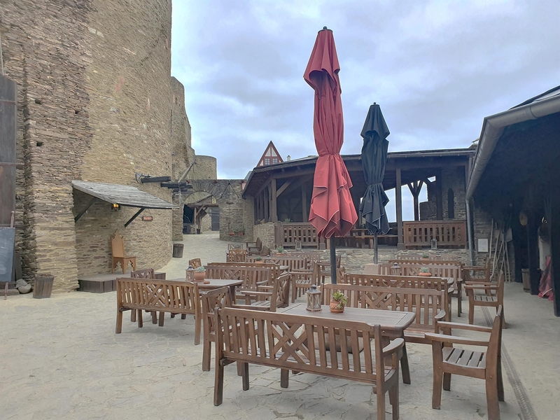 Innenhof mit Sitzgelegenheiten