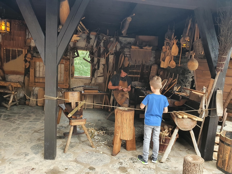Lebendige Burg_Holz schnitzen