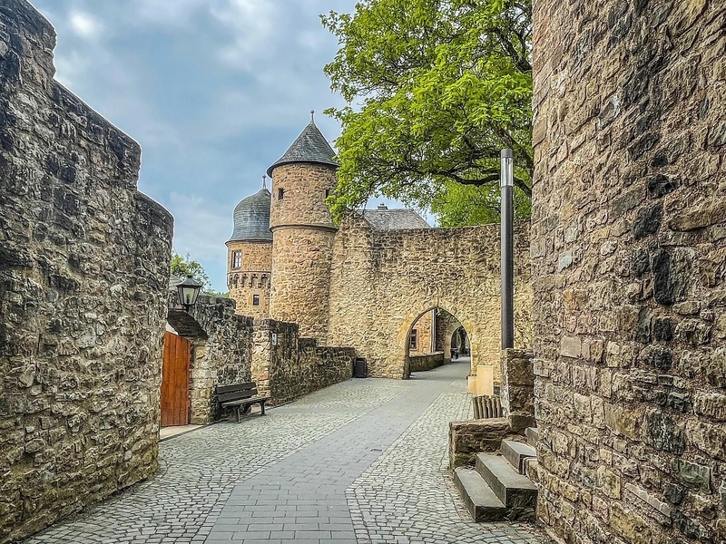 Der Weg zum zweiten Burgtor