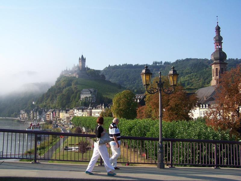 Reichsburg im Herbstnebel
