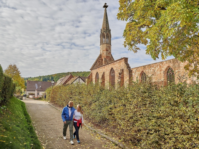 Wanderer am Kloster