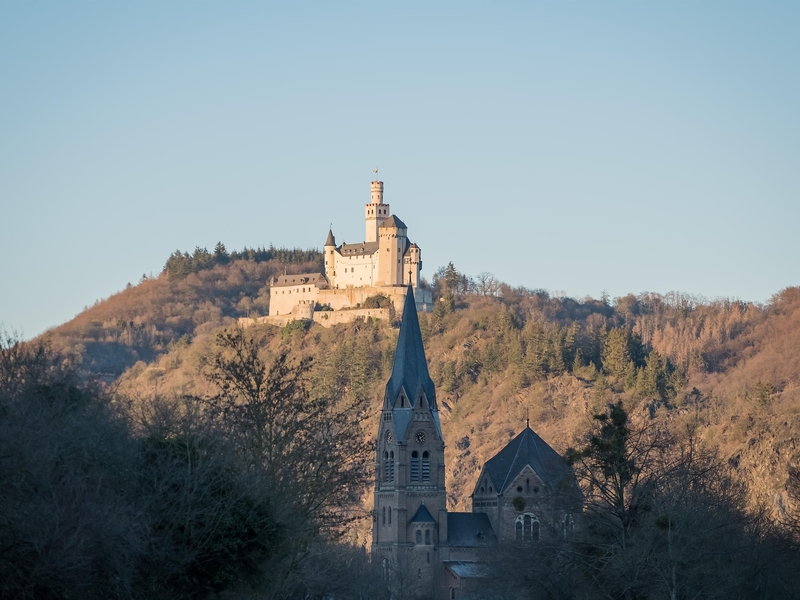 Marksburg und Kirche in Spay