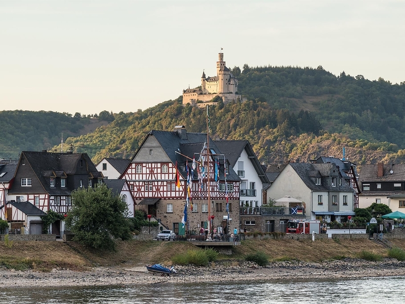 Marksburg mit Spay im Vordergrund
