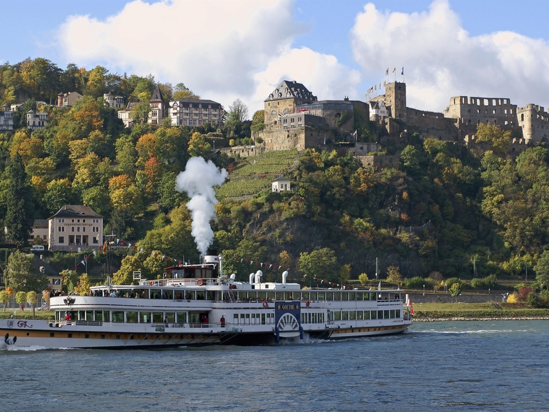 MS Goethe vor Burg Rheinfels