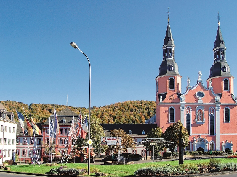 Vulkaneifel-Pfad: Schneifel-Pfad_Basilika in Prüm