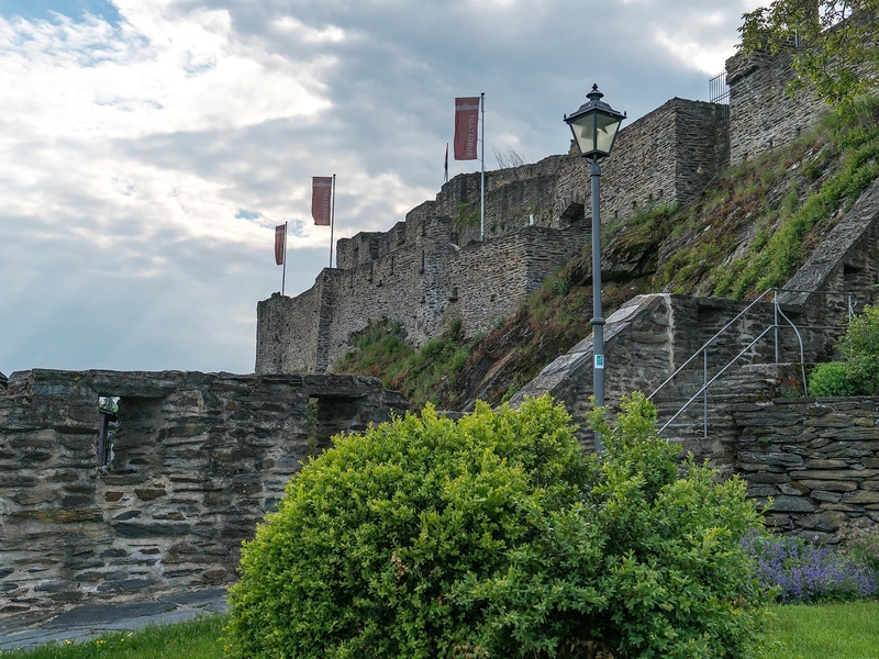 Blick auf die Burgmauer