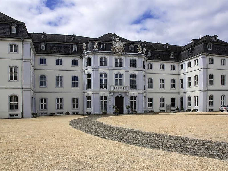 Schloss Engers, Schlossplatz