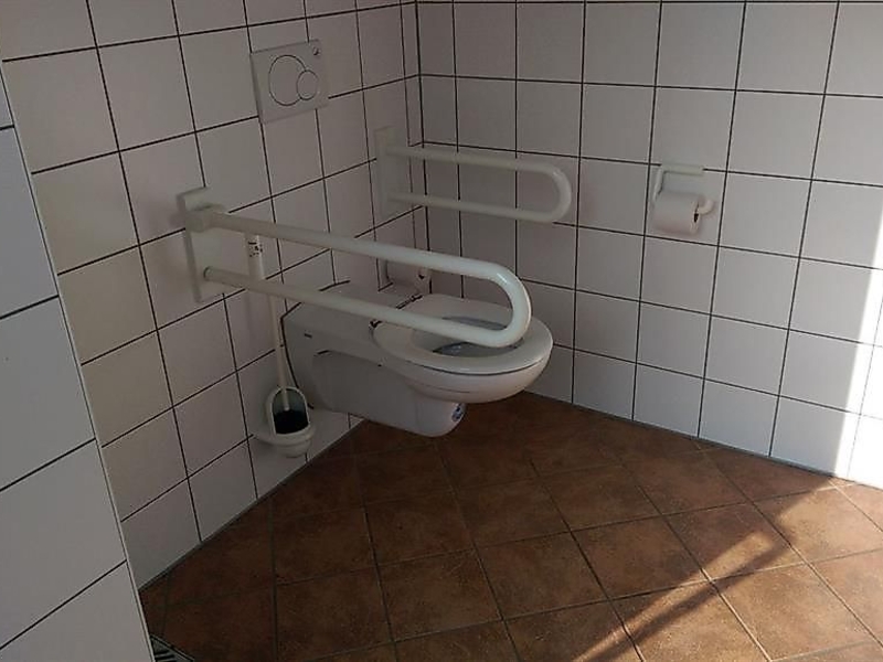barrierefreie Toilette mit Haltegriffen