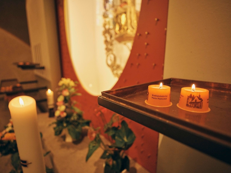 Kerze anzünden in der Wallfahrtskirche