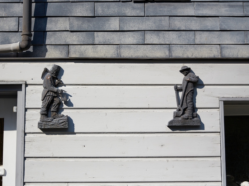 Henner und Frieder als kleine Figuren an einer Hauswand in der Siegener Altstadt