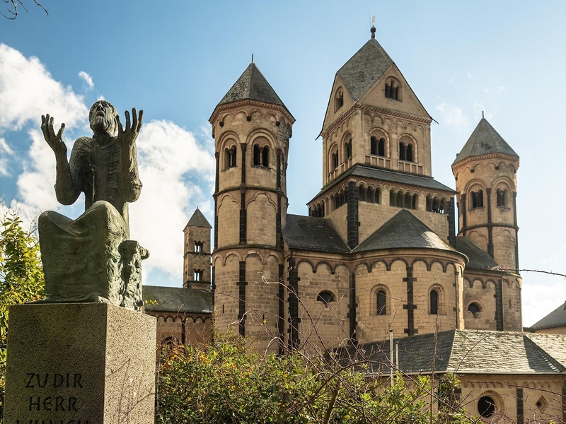 Skulptur an der Abteikirche Maria Laach