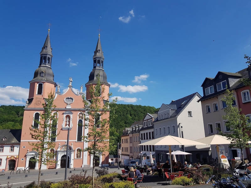 Basilika und Hahnplatz mit Außengastronomie