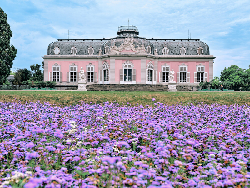 Schloss Benrath mit Blumen